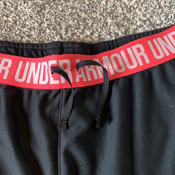 Black under armor shorts - Picture 3 of 5